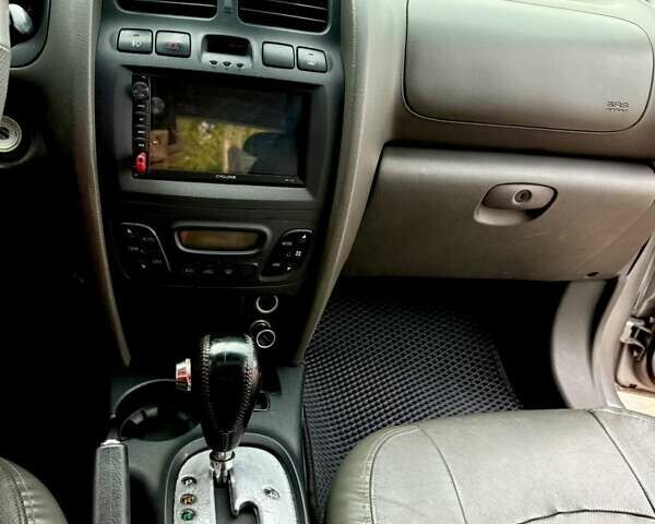 Серый Хендай Санта Фе, объемом двигателя 3.49 л и пробегом 319 тыс. км за 5300 $, фото 19 на Automoto.ua