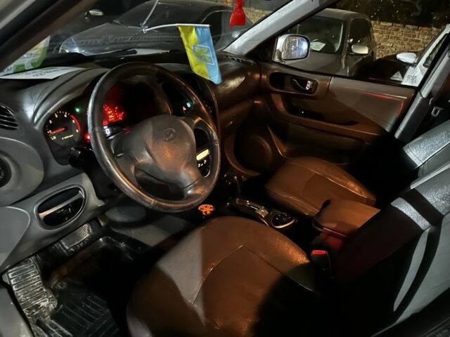 Серый Хендай Санта Фе, объемом двигателя 2 л и пробегом 220 тыс. км за 4200 $, фото 4 на Automoto.ua