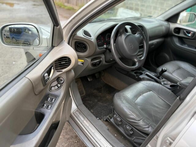 Серый Хендай Санта Фе, объемом двигателя 2 л и пробегом 200 тыс. км за 3200 $, фото 2 на Automoto.ua