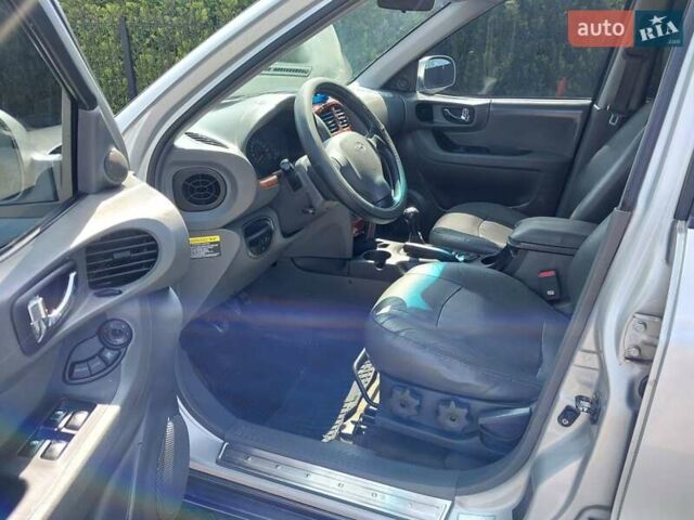 Серый Хендай Санта Фе, объемом двигателя 1.99 л и пробегом 300 тыс. км за 5650 $, фото 21 на Automoto.ua