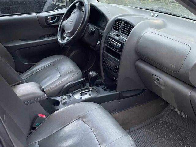 Серый Хендай Санта Фе, объемом двигателя 2 л и пробегом 280 тыс. км за 3800 $, фото 5 на Automoto.ua