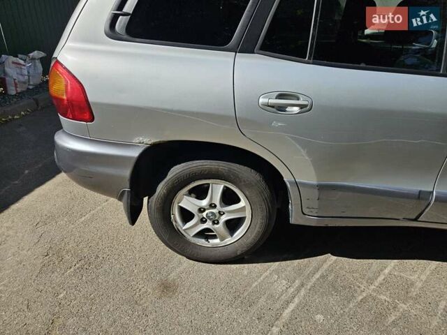 Серый Хендай Санта Фе, объемом двигателя 1.99 л и пробегом 214 тыс. км за 5300 $, фото 5 на Automoto.ua