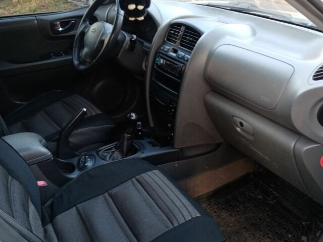 Сірий Хендай Санта Фе, об'ємом двигуна 2.4 л та пробігом 270 тис. км за 6300 $, фото 5 на Automoto.ua