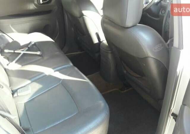 Серый Хендай Санта Фе, объемом двигателя 2 л и пробегом 425 тыс. км за 5100 $, фото 8 на Automoto.ua