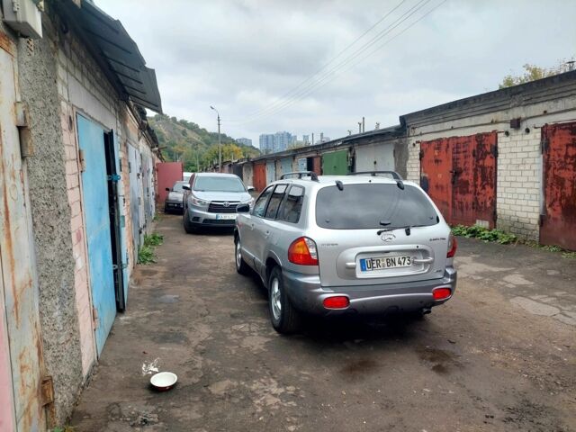 Сірий Хендай Санта Фе, об'ємом двигуна 2 л та пробігом 300 тис. км за 2450 $, фото 4 на Automoto.ua