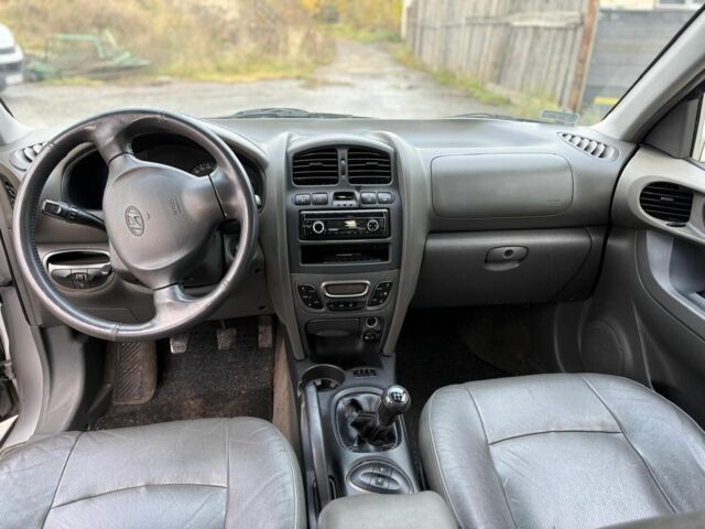 Серый Хендай Санта Фе, объемом двигателя 2 л и пробегом 200 тыс. км за 3200 $, фото 3 на Automoto.ua