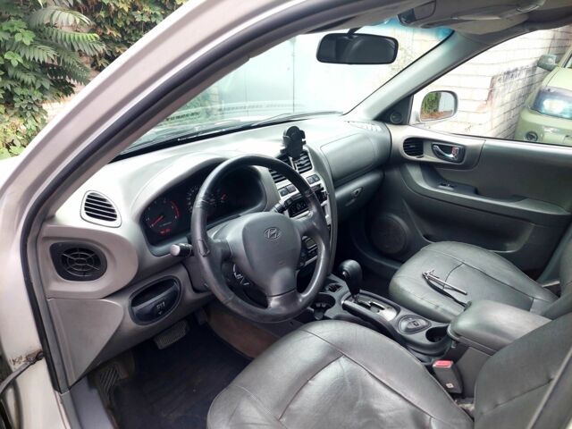 Сірий Хендай Санта Фе, об'ємом двигуна 2 л та пробігом 300 тис. км за 2450 $, фото 8 на Automoto.ua