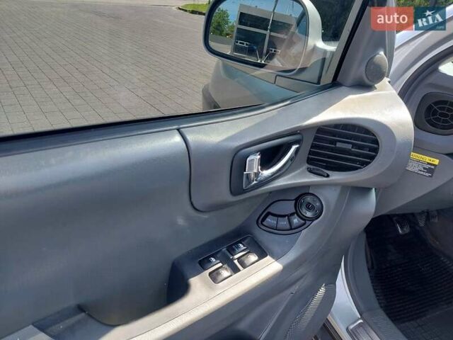 Серый Хендай Санта Фе, объемом двигателя 1.99 л и пробегом 300 тыс. км за 5650 $, фото 20 на Automoto.ua