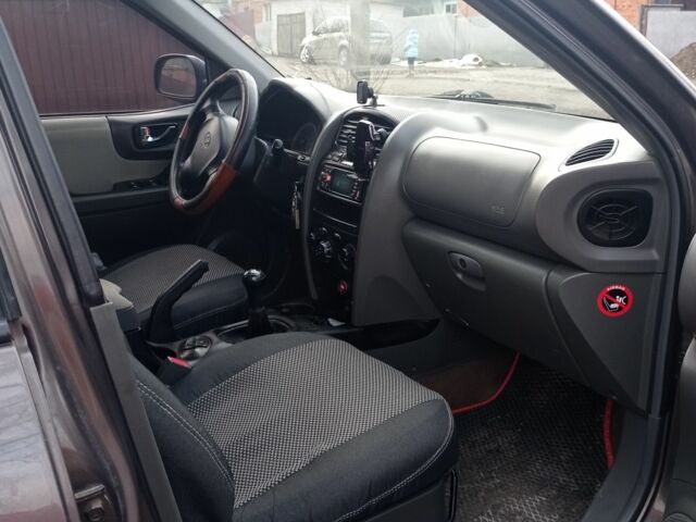 Серый Хендай Санта Фе, объемом двигателя 2.4 л и пробегом 320 тыс. км за 4500 $, фото 6 на Automoto.ua