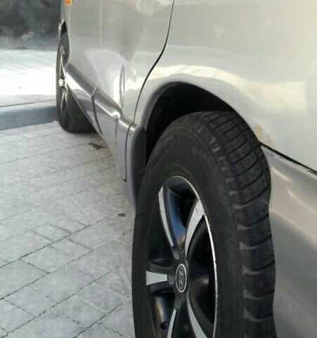 Серый Хендай Санта Фе, объемом двигателя 2 л и пробегом 425 тыс. км за 5100 $, фото 5 на Automoto.ua