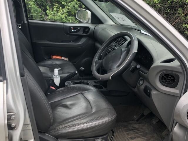 Серый Хендай Санта Фе, объемом двигателя 2 л и пробегом 280 тыс. км за 3000 $, фото 2 на Automoto.ua