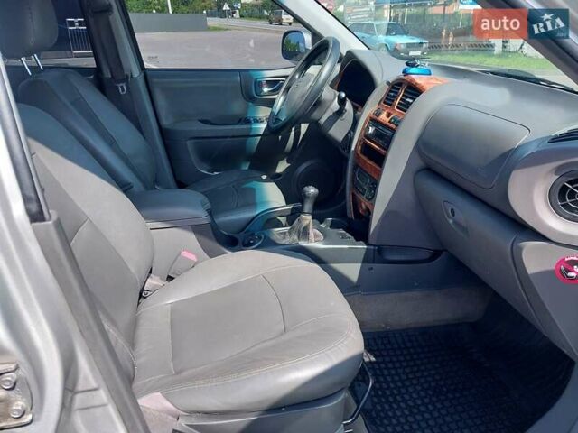 Серый Хендай Санта Фе, объемом двигателя 1.99 л и пробегом 300 тыс. км за 5650 $, фото 27 на Automoto.ua