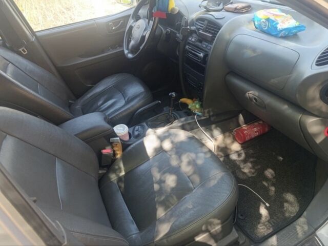 Сірий Хендай Санта Фе, об'ємом двигуна 2 л та пробігом 304 тис. км за 3452 $, фото 4 на Automoto.ua