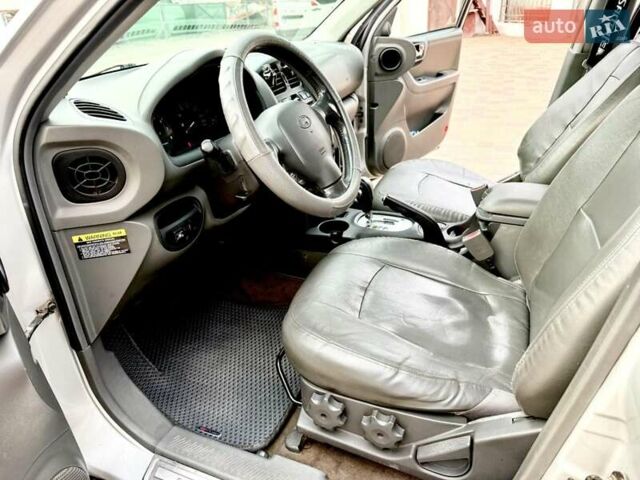 Серый Хендай Санта Фе, объемом двигателя 3.49 л и пробегом 319 тыс. км за 5300 $, фото 17 на Automoto.ua