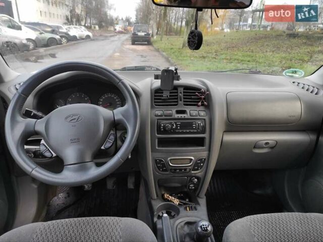 Серый Хендай Санта Фе, объемом двигателя 2 л и пробегом 289 тыс. км за 4900 $, фото 11 на Automoto.ua
