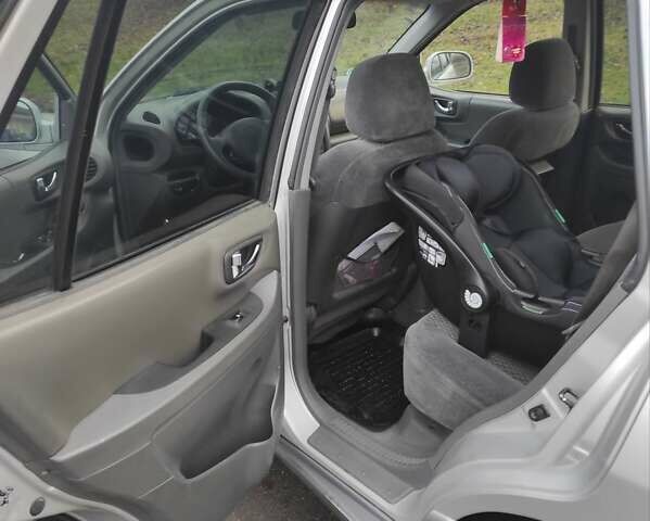 Серый Хендай Санта Фе, объемом двигателя 2 л и пробегом 289 тыс. км за 4900 $, фото 15 на Automoto.ua