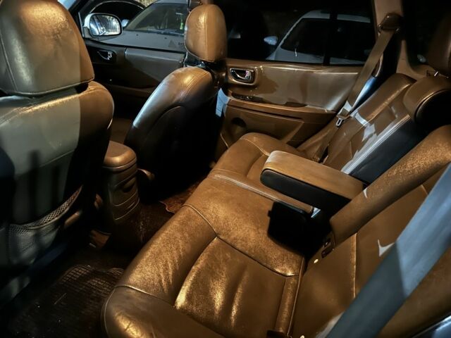 Серый Хендай Санта Фе, объемом двигателя 2 л и пробегом 220 тыс. км за 4200 $, фото 6 на Automoto.ua