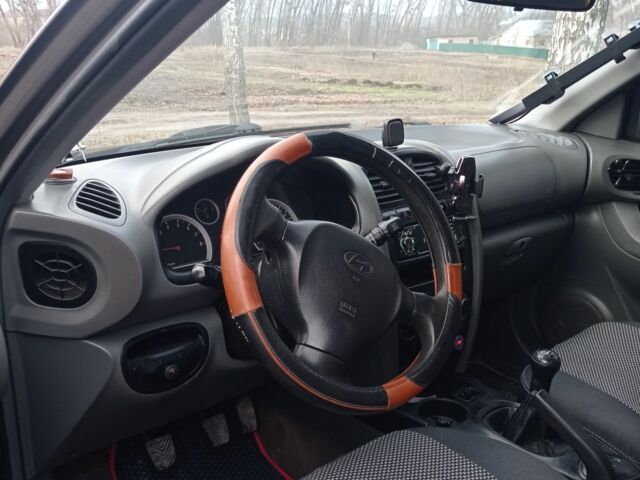 Серый Хендай Санта Фе, объемом двигателя 2.4 л и пробегом 320 тыс. км за 4500 $, фото 7 на Automoto.ua