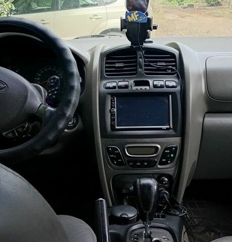 Сірий Хендай Санта Фе, об'ємом двигуна 2 л та пробігом 200 тис. км за 3809 $, фото 3 на Automoto.ua