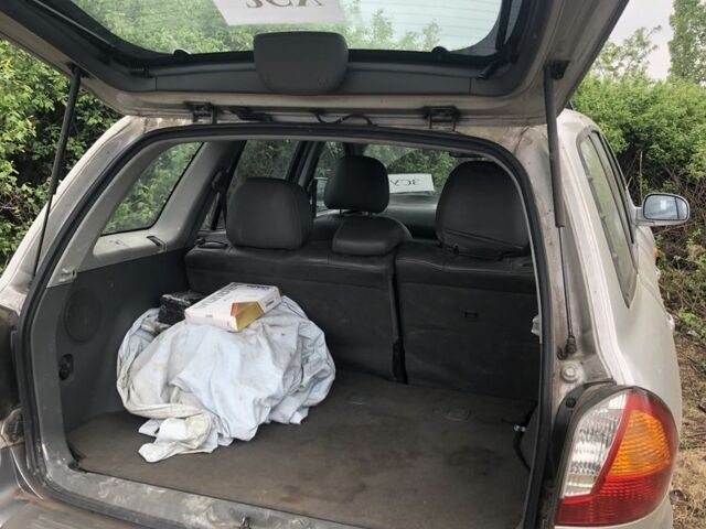 Серый Хендай Санта Фе, объемом двигателя 2 л и пробегом 280 тыс. км за 3000 $, фото 3 на Automoto.ua