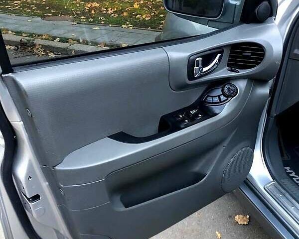 Серый Хендай Санта Фе, объемом двигателя 2 л и пробегом 278 тыс. км за 6850 $, фото 7 на Automoto.ua