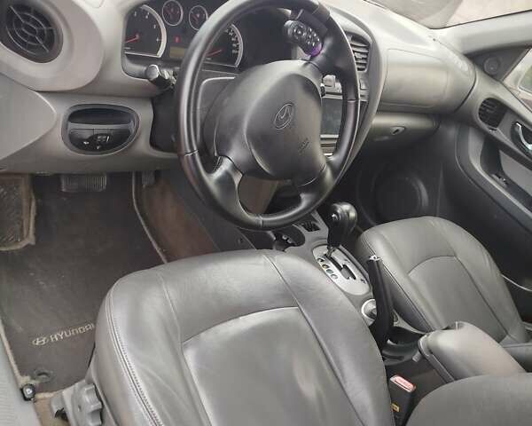 Серый Хендай Санта Фе, объемом двигателя 1.99 л и пробегом 268 тыс. км за 8000 $, фото 5 на Automoto.ua