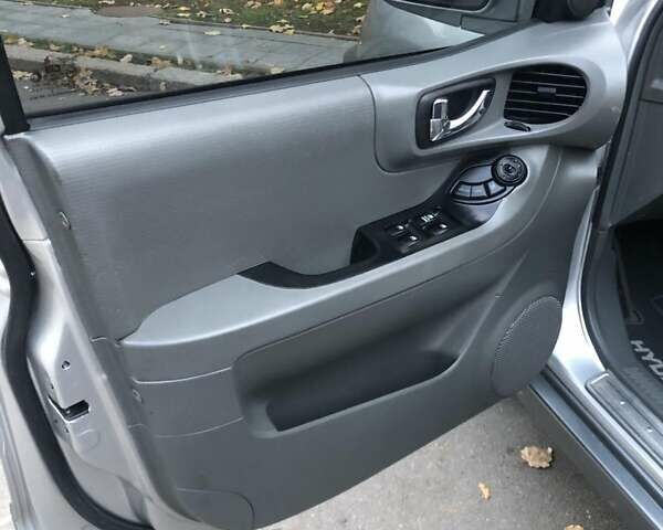 Хендай Санта Фе 2005 в Николаеве на Automoto.ua Серый Хендай Санта Фе, объемом двигателя 1.99 л и пробегом 278 тыс. км за 6850 $, фото 10 на Automoto.ua