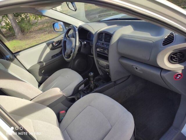 Сірий Хендай Санта Фе, об'ємом двигуна 2 л та пробігом 235 тис. км за 4099 $, фото 5 на Automoto.ua