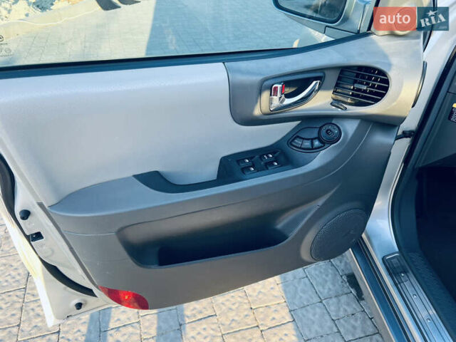 Серый Хендай Санта Фе, объемом двигателя 2.4 л и пробегом 262 тыс. км за 6900 $, фото 18 на Automoto.ua