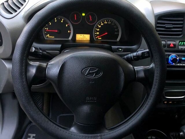 Серый Хендай Санта Фе, объемом двигателя 2 л и пробегом 278 тыс. км за 6850 $, фото 6 на Automoto.ua