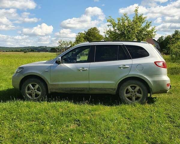 Серый Хендай Санта Фе, объемом двигателя 2.19 л и пробегом 329 тыс. км за 9300 $, фото 3 на Automoto.ua