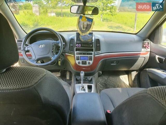 Серый Хендай Санта Фе, объемом двигателя 2.19 л и пробегом 329 тыс. км за 9300 $, фото 5 на Automoto.ua