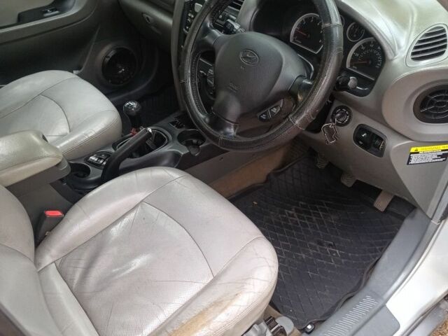 Серый Хендай Санта Фе, объемом двигателя 2 л и пробегом 290 тыс. км за 2650 $, фото 8 на Automoto.ua