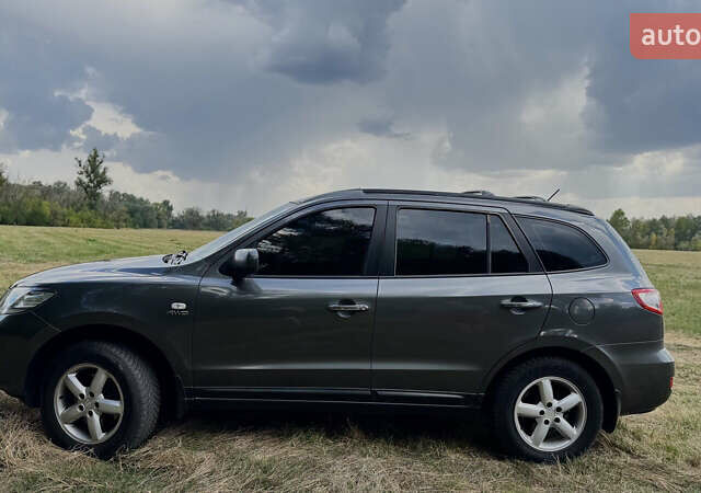 Серый Хендай Санта Фе, объемом двигателя 2.18 л и пробегом 350 тыс. км за 8799 $, фото 5 на Automoto.ua