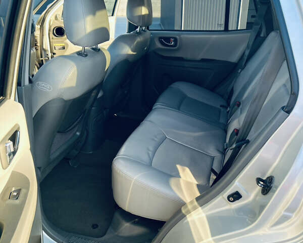 Серый Хендай Санта Фе, объемом двигателя 2.4 л и пробегом 262 тыс. км за 6900 $, фото 16 на Automoto.ua