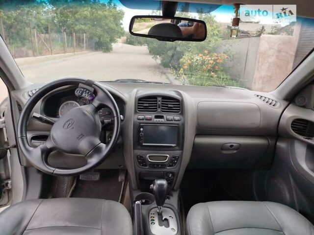 Серый Хендай Санта Фе, объемом двигателя 1.99 л и пробегом 268 тыс. км за 8000 $, фото 6 на Automoto.ua