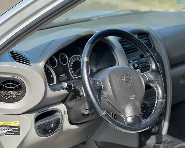 Сірий Хендай Санта Фе, об'ємом двигуна 2.4 л та пробігом 203 тис. км за 5750 $, фото 8 на Automoto.ua