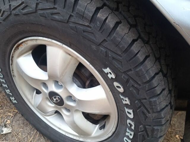 Серый Хендай Санта Фе, объемом двигателя 2 л и пробегом 290 тыс. км за 2650 $, фото 13 на Automoto.ua