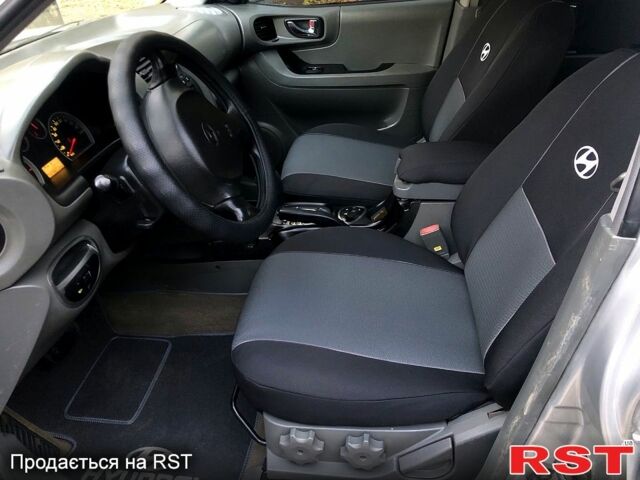 Серый Хендай Санта Фе, объемом двигателя 2 л и пробегом 278 тыс. км за 6850 $, фото 4 на Automoto.ua