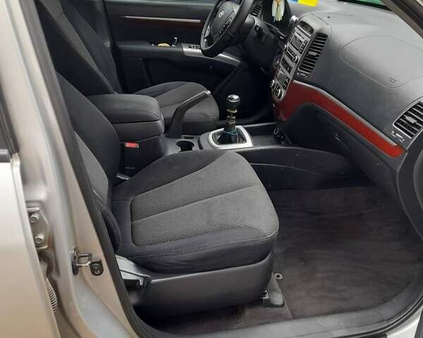 Сірий Хендай Санта Фе, об'ємом двигуна 2.2 л та пробігом 283 тис. км за 5700 $, фото 6 на Automoto.ua