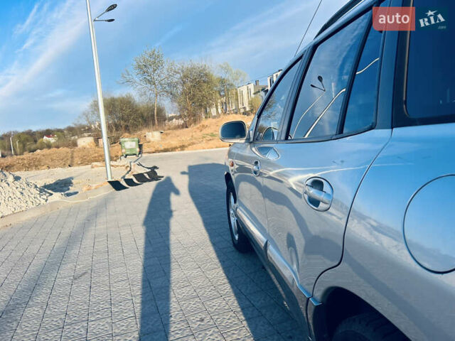 Серый Хендай Санта Фе, объемом двигателя 2.4 л и пробегом 262 тыс. км за 6900 $, фото 14 на Automoto.ua