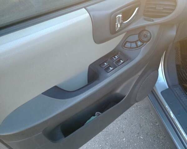 Сірий Хендай Санта Фе, об'ємом двигуна 2.35 л та пробігом 264 тис. км за 5200 $, фото 10 на Automoto.ua