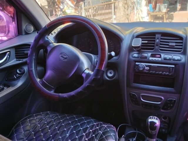 Серый Хендай Санта Фе, объемом двигателя 2 л и пробегом 231 тыс. км за 4700 $, фото 6 на Automoto.ua