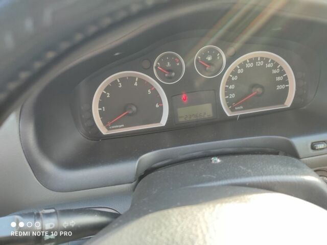 Сірий Хендай Санта Фе, об'ємом двигуна 2 л та пробігом 235 тис. км за 4099 $, фото 7 на Automoto.ua