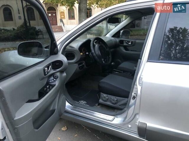 Хендай Санта Фе 2005 в Николаеве на Automoto.ua Серый Хендай Санта Фе, объемом двигателя 1.99 л и пробегом 278 тыс. км за 6850 $, фото 1 на Automoto.ua