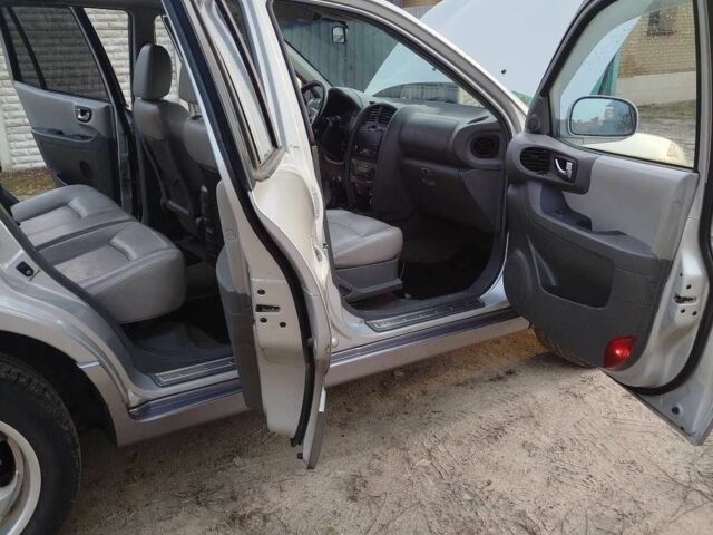 Серый Хендай Санта Фе, объемом двигателя 2.4 л и пробегом 260 тыс. км за 3300 $, фото 4 на Automoto.ua