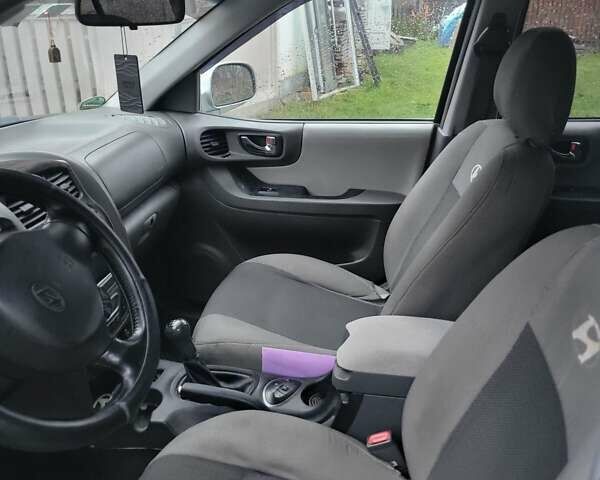 Серый Хендай Санта Фе, объемом двигателя 2 л и пробегом 300 тыс. км за 5700 $, фото 10 на Automoto.ua