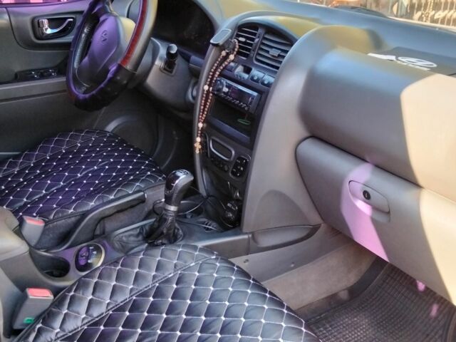 Серый Хендай Санта Фе, объемом двигателя 2 л и пробегом 231 тыс. км за 4700 $, фото 7 на Automoto.ua