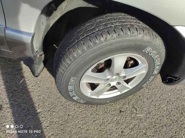 Серый Хендай Санта Фе, объемом двигателя 2 л и пробегом 237 тыс. км за 4200 $, фото 9 на Automoto.ua