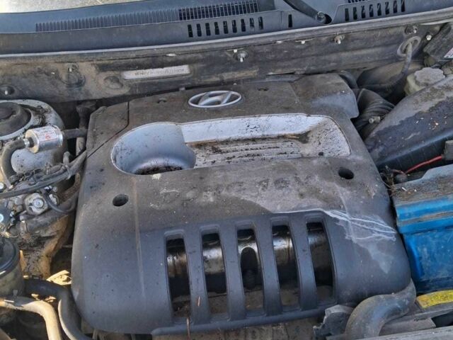 Сірий Хендай Санта Фе, об'ємом двигуна 2 л та пробігом 200 тис. км за 1500 $, фото 1 на Automoto.ua